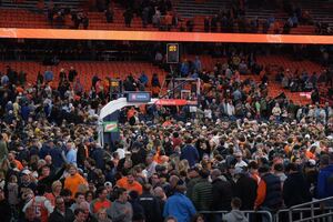 Judah Mintz and J.J. Starling combined for 48 points to dominate down the stretch in Syracuse’s 86-79 upset over No. 7 North Carolina.