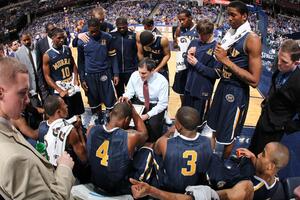 Murray State head coach Steve Prohm (center)