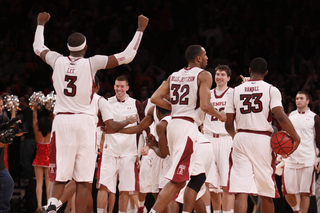 Anthony Lee joins his teammates' celebration.