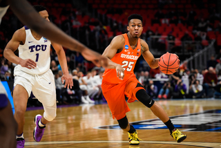 Battle attacks the basket with his left hand. 